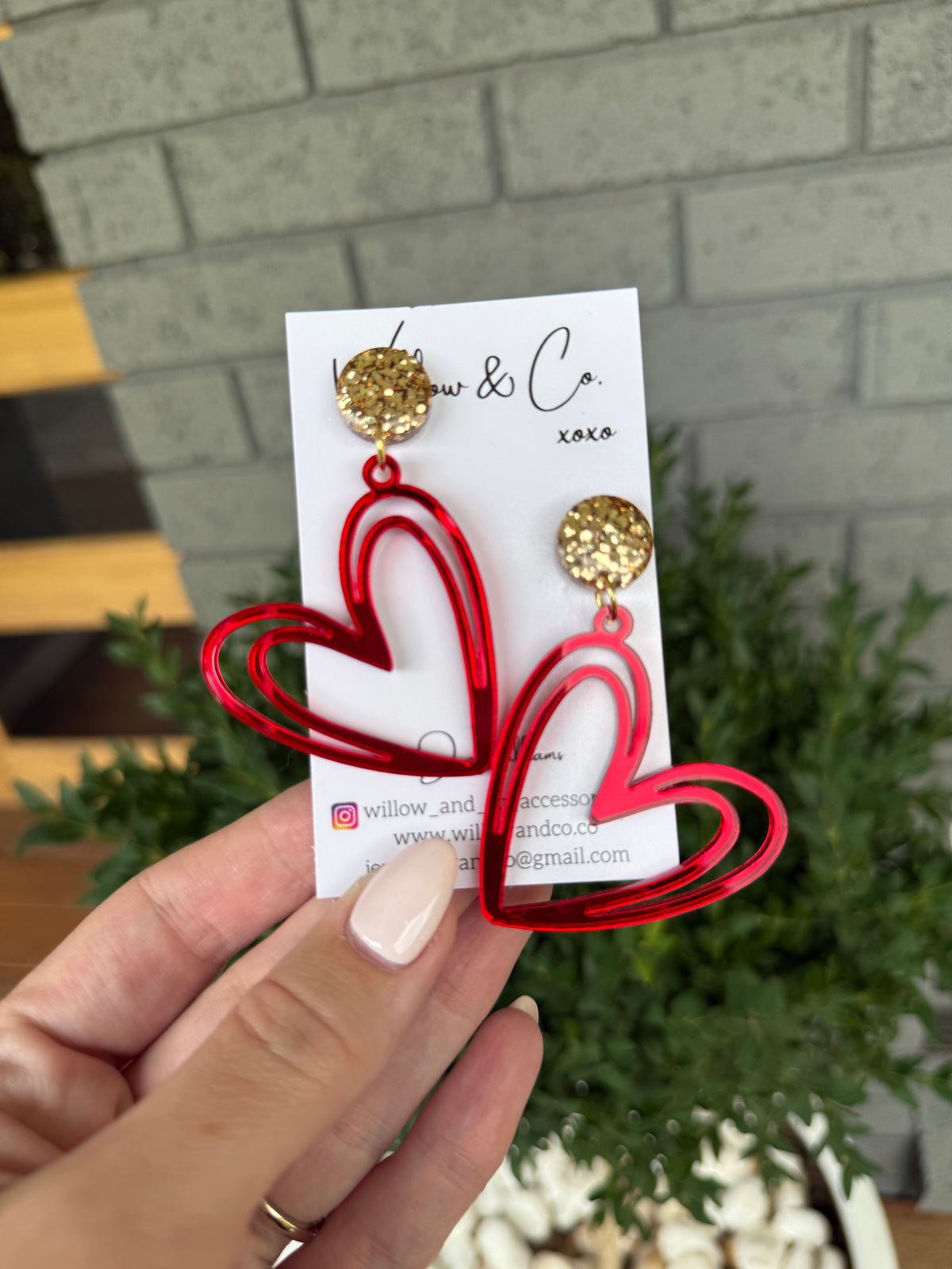 XL HEART FRAME DANGLE RED